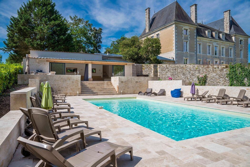 Et oppvarmet basseng og solsenger