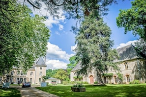 Exterior - Chateau Paradis - Twentyeight Bedroom Castle, Sleeps 91 (Benest)