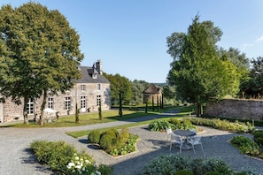 Outdoor dining - Chateau Quatre Saisons (Domjean)