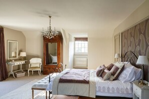 10 slaapkamers, een strijkplank/strijkijzer, wifi, beddengoed