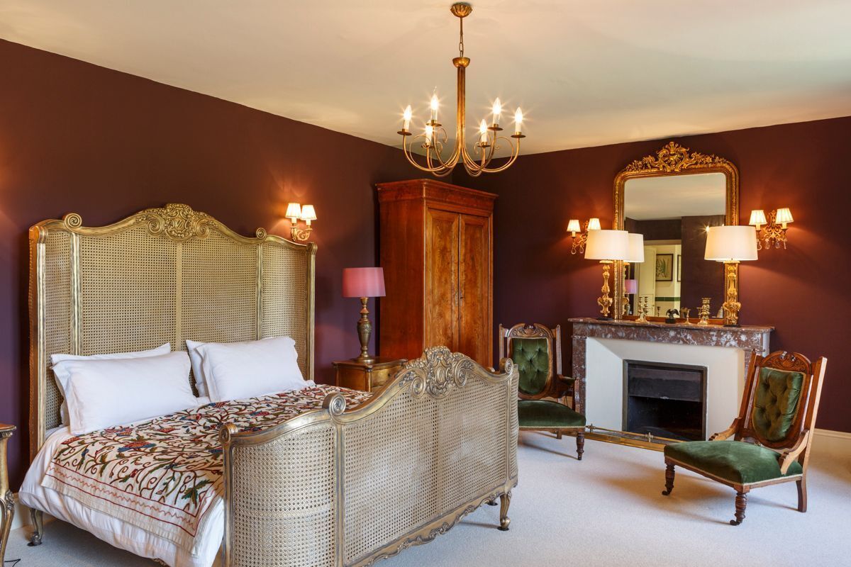 10 slaapkamers, een strijkplank/strijkijzer, wifi, beddengoed