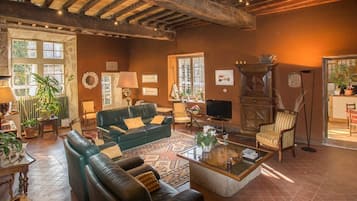 Kamin, TischfuĂball, Tischtennisplatte