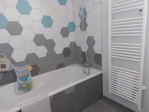 Badewanne, Haartrockner, HandtĂŒcher, Seife
