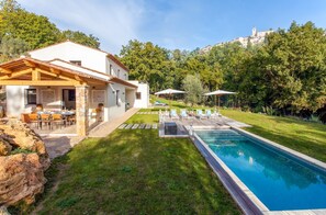 Piscine chauffée, chaises longues