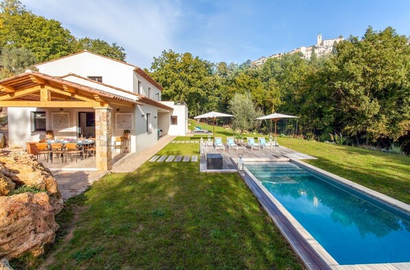 Unclassified image, 1 of 28, button