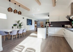 Réfrigérateur, micro-ondes, four, lave-vaisselle