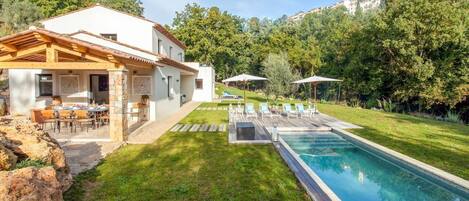 Lämmitetty uima-allas