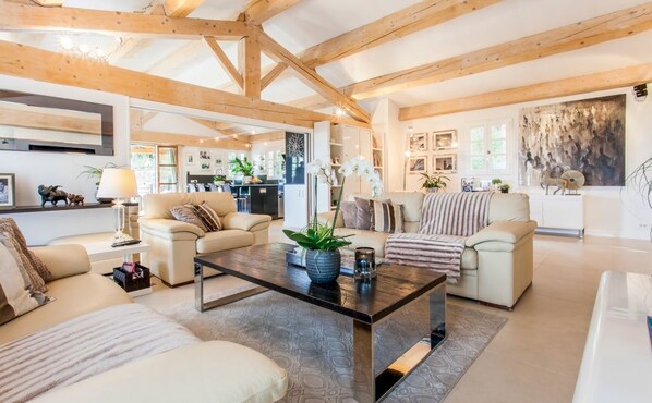 تلفزيون، مشغل دي في دي، ستيريو