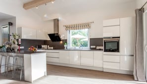 Four, lave-vaisselle, chaise haute, tables Ă manger