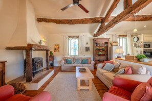 Smart TV, fireplace, DVD player, books