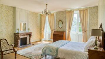 10 多间卧室、办公桌、熨斗/熨衣板、WiFi