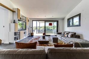 Table football, ping pong - Villa Xavier - Five Bedroom Villa, Sleeps 12 (Nimes)