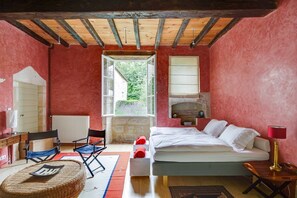 3 habitaciones, tabla de planchar con plancha, internet y ropa de cama 