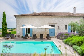 Een verwarmd zwembad