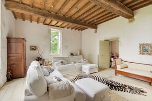 Een tafeltennistafel en boeken