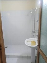 Ducha, artículos de tocador gratuitos, toallas