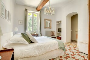 6 slaapkamers, een strijkplank/strijkijzer, wifi, beddengoed