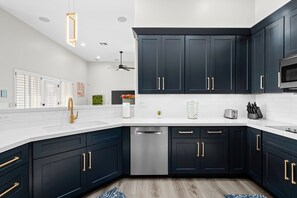 Kjøleskap, mikrobølgeovn, ovn og kokeplater