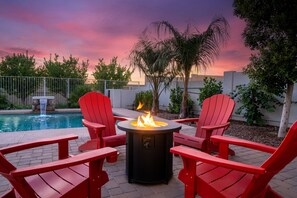 Utendørsbasseng og et oppvarmet basseng