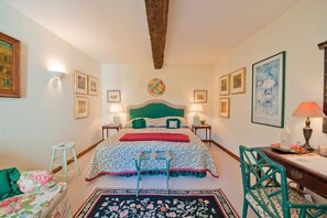 9 bedrooms, iron/ironing board, Internet, bed sheets