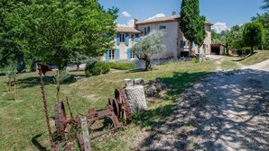 A rustic building with a stone pathway leading to a wooden door. - Mas Des Collines - Six Bedroom Villa, Sleeps 12 (Saignon)