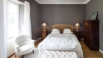 8 bedrooms, iron/ironing board, WiFi, bed sheets