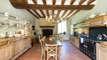 Lavastoviglie, seggiolone, tavolo da pranzo