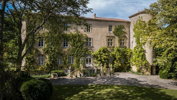 Un grand bâtiment historique doté de nombreuses fenêtres et d’une cour intérieure.