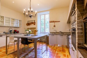 Dishwasher, highchair - Chateau Des Cathares (Plaigne)