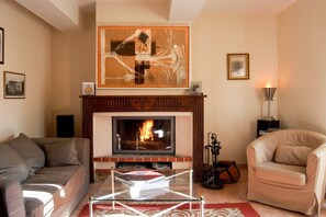Téléviseur, foyer, lecteur de DVD, livres