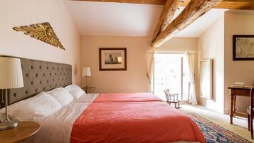 4 slaapkamers, een strijkplank/strijkijzer, internet, beddengoed