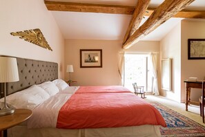 4 bedrooms, iron/ironing board, Internet, bed sheets