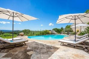 An infinity pool - Les Rochers - Five Bedroom Villa, Sleeps 10 (Les Baux de Provence)