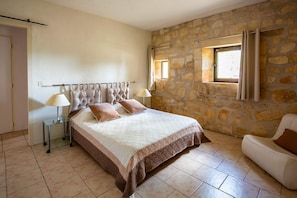 5 bedrooms, desk, iron/ironing board, bed sheets - Les Rochers - Five Bedroom Villa, Sleeps 10 (Les Baux de Provence)
