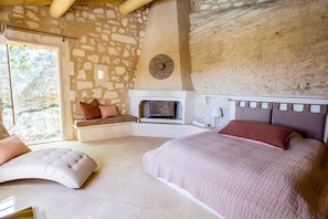 5 bedrooms, desk, iron/ironing board, bed sheets