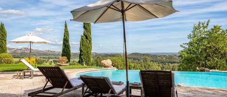 Piscine à débordement