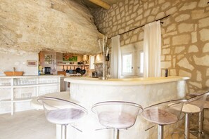 Kühlschrank, Mikrowelle, Geschirrspüler, Hochstuhl