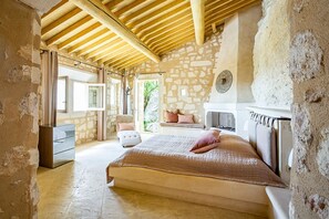 5 bedrooms, desk, iron/ironing board, bed sheets