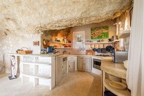 Kühlschrank, Mikrowelle, Geschirrspüler, Hochstuhl