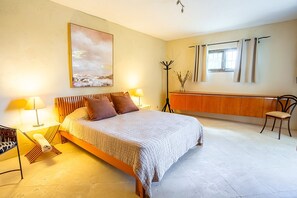 5 bedrooms, desk, iron/ironing board, bed sheets