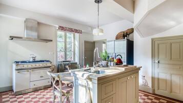 Réfrigérateur, lave-vaisselle, chaise haute