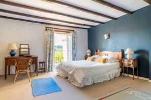 4 bedrooms, iron/ironing board, Internet, bed sheets - River Dovecote - Four Bedroom Villa, Sleeps 8 (Alles-sur-Dordogne)