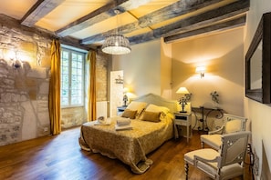6 habitaciones, tabla de planchar con plancha, internet y ropa de cama