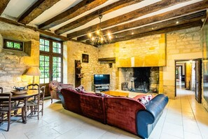 Peis, DVD-spiller og bordtennis