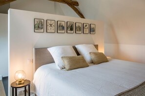 4 bedrooms, desk, iron/ironing board, WiFi