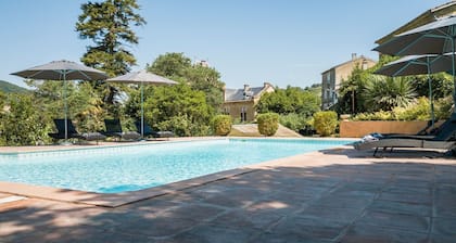 Chateau Chemin Vert - Six Bedroom Castle, Sleeps 16