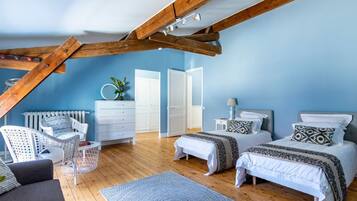 6 bedrooms, iron/ironing board, WiFi, bed sheets