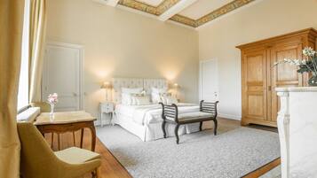 6 bedrooms, iron/ironing board, WiFi, bed sheets