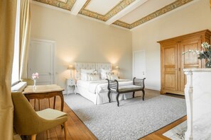 6 slaapkamers, een strijkplank/strijkijzer, wifi, beddengoed