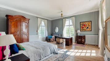 6 slaapkamers, een bureau, een strijkplank/strijkijzer, wifi